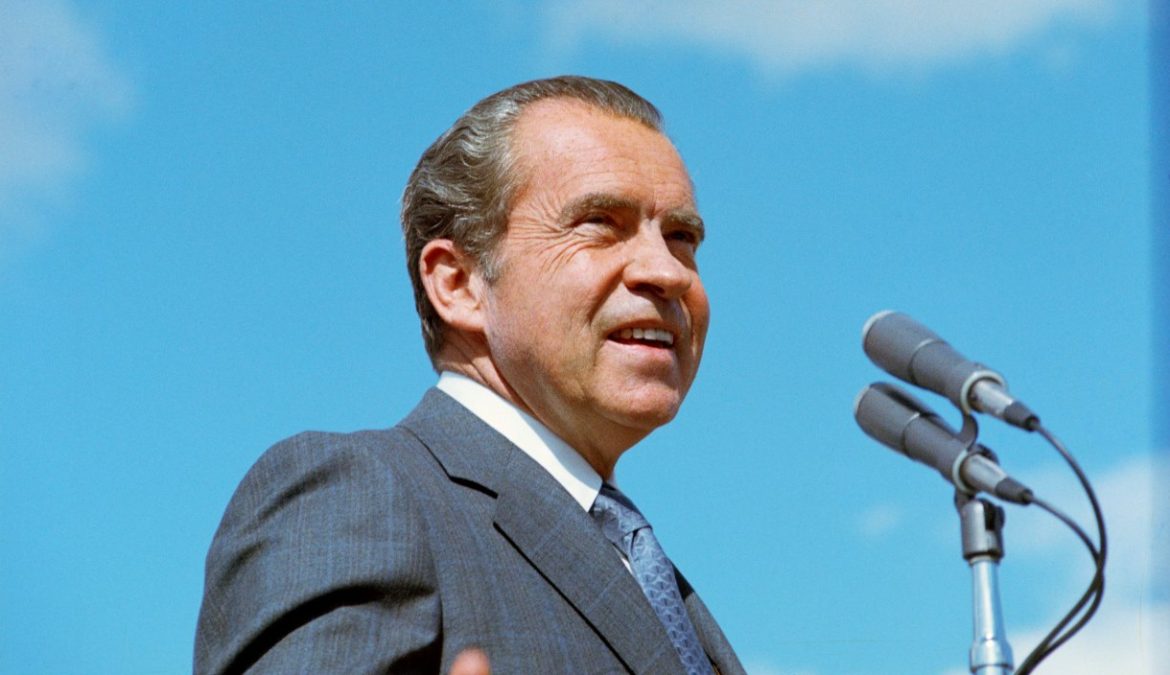 Nixon nel locale caldaia, quando corre il 1964. Opera comunque e guarda sempre lontano.